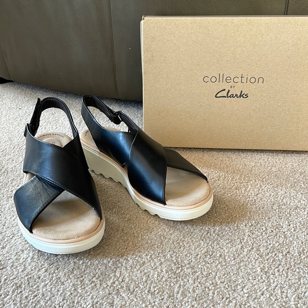 Clarks women’s sandals - 8M NEW